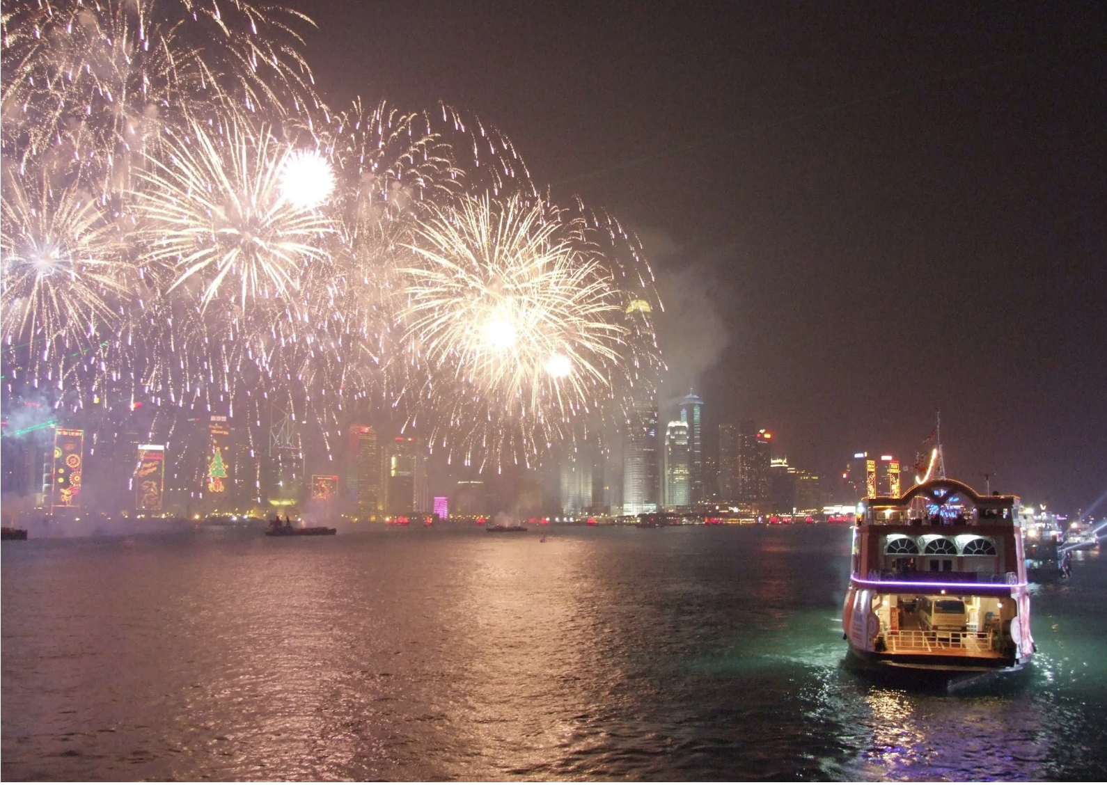 2025年 建国記念日花火大会 – ハーバークルーズ バウヒニア（クルーズのみ）